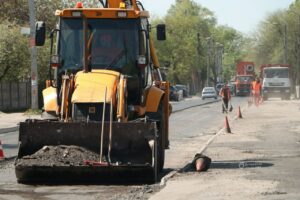 Провели комплексну роботу — у Дніпрі на вул. Великій Діївській закінчують поточний ремонт дороги