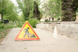Для безпеки школярів у Дніпрі видаляють аварійні дерева на території комунальних закладів освіти