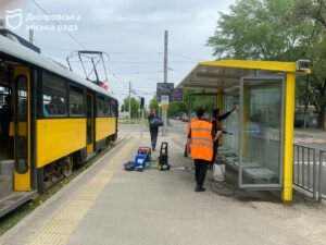 Графіті та інші «витвори» вуличного мистецтва  змивають спеціальним пістолетом. Генеральне прибирання зупинок громадського транспорту у Дніпрі