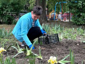 Чистий двір – чиста душа. У Дніпрі у терцентрі до Дня довкілля провели толоку #Дніпро_квітучий