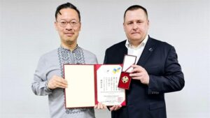 Відомий професор та україніст Окабе Йошіхіко вручив меру Дніпра Філатову відзнаку за розвиток україно-японських відносин