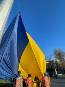 У Дніпрі комунальники замінили один з найбільших прапорів України (відео)