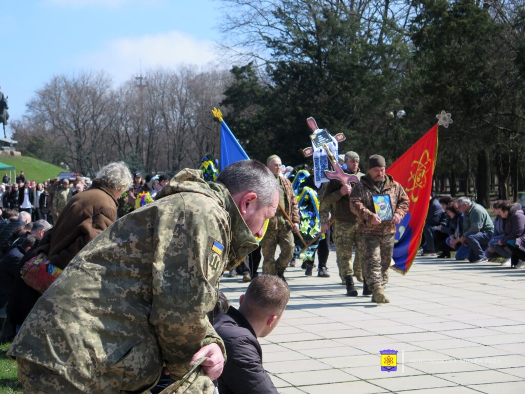 Люди плакали і стояли на колінах. Дніпропетровщина провела в останню путь Героя
