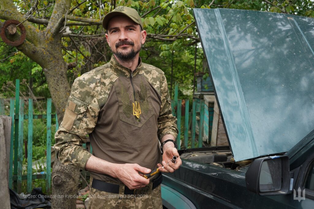 Це сапер сержант Чорнозем. Втративши ногу, повернувся на фронт до побратимів