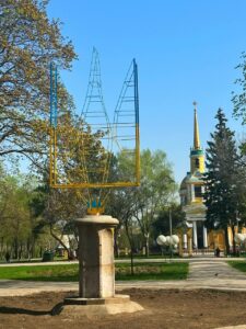 Символ незламності: у Дніпрі встановили двометровий тризуб (фото)