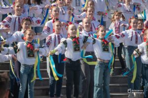 Флешмоби, пісні та один з найбільших в Україні кептарів. Як Дніпро святкує День вишиванки
