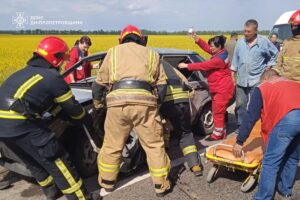Водія деблокували з авто. На Дніпропетровщині серйозна ДТП (фото)