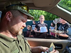 Печуть тістечка і продають. На Дніпропетровщині діти збирають гроші на ЗСУ (фото)