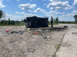 Машина з людьми пролетіла 12 метрів. На Дніпропетровщині на дорозі перекинулось авто