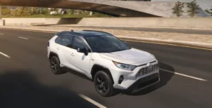 Мати прокурора Новомосковська подарувала сину Toyota RAV4 і 400 000 грн