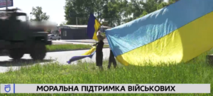 Уже півтора роки проводжає на фронт. Мешканка Павлограда щодня вітає військових на дорозі (відео)