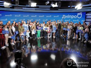 63 оселі «під ключ»: Борис Філатов вручив військовим, рятувальникам та комунальникам сертифікати на нове житло