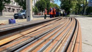 «Аби безпечно перевозити пасажирів і, щоб не було затримок у русі», — черговий по місту про ремонт трамвайного переїзду у Дніпрі, на перехресті просп. Д. Яворницького та пл. Вокзальної