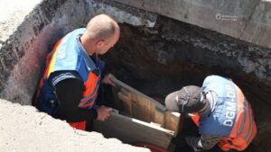 «Ми прочищаємо тут усе два рази на рік, аби забезпечити ефективну роботу системи водовідведення». У Дніпрі тривають роботи з очистки зливової каналізації