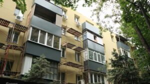 «Зробили нову покрівлю, зараз утеплюють фасад. Вдячні за такі роботи!» — мешканці  Дніпра про будинки, які роблять енергоефективними