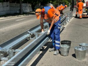 Для безпеки водіїв Дніпро продовжує встановлювати колесовідбійний брус