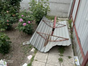 Ліквідація наслідків ракетної атаки рф на Дніпро 15 травня. Комунальники Дніпра працюють на місці події та закривають вибиті вікна плівкою