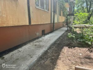 Нове вимощення, труби опалення: у Дніпрі продовжують виконувати аварійні ремонти у комунальних житлових будинках