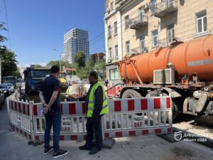 Ремонт каналізаційного трубопроводу, облаштування укриття: інспекційний об’їзд чергового по місту