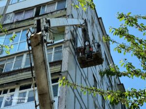 У дніпровському будинку ОСББ у Новокодацькому районі  відновлюють фасад через ракетний обстріл рф: як проходять роботи
