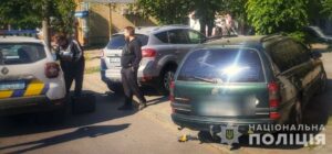 У Дніпрі з машини на стоянці вкрали цінні речі (фото)