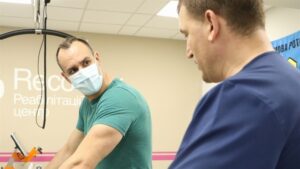 Як реабілітаційний центр Дніпра комплексно лікує військових після важких поранень. Історія медика евакуації