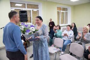 Її знає все місто. На Дніпропетровщині ювілей святкує Раїса Кисельова (фото)