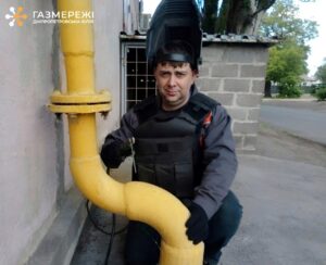 “Кожен робочий день – це виклик”. У Нікополі розповіли про героя, який відновлює газопровід