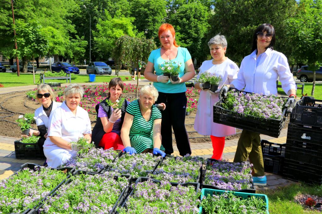 У Нікополі біля лікарні посадили понад 700 різних квітів (фото)
