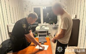 Задушив сорочкою і втік. На Дніпропетровщині затримали чоловіка