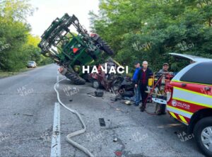 Троє людей загинули. На Дніпропетровщині ВАЗ влетів в комбайн (фото)