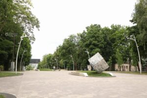 У Дніпрі дбають про красу у міських парках: косять траву, укладають газони та саджають багаторічники