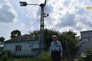 Уже 8 років не платить за світло. У Дніпрі пенсіонер побудував власну вітряну електростанцію на городі