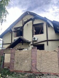 Ракетний удар по Дніпру. Мати хлопця, якого оперують, розповіла про важку ніч