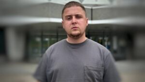 Дніпро продовжує відновлювати постраждалі від ракетних ударів будинки