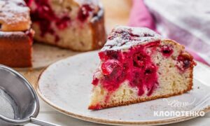 Пиріг на кефірі з вишнею за рецептом Клопотенка. Покрокове приготування з фото