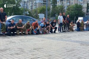 Люди з квітами стояли на колінах. У Дніпрі в сквері Героїв попрощались з Денисом Капітуровим (фото)