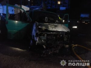 Поруч бачили людей у масках. У Дніпрі невідомі підпалили машину ЗСУ
