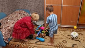 Вони втратили житло та близьких під час війни. Дніпро надав 7 квартир працівникам освіти