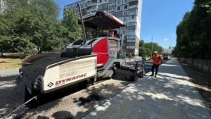 Виправляють помилки радянських будівельників. У Дніпрі комунальники комплексно вирішують проблему відтоку дощової води та облаштовують колектори