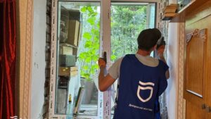 У Дніпрі встановлюють вікна у будинках ОСББ, які постраждали внаслідок ракетної атаки 4 червня