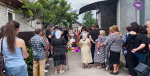 До білого гробу несли квіти та іграшки. У Павлограді поховали 9-річну Валерію, яку вбили в Німеччині (відео)
