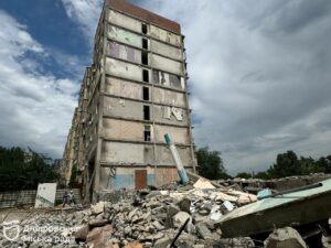 90 % зроблено: у Дніпрі завершують демонтаж секцій будинку, в який влучила ракета