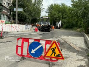 У Дніпрі комплексно ремонтують вул. Олександра Кукурби. Роблять нову дорогу, тротуари, бордюри