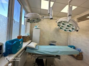У Дніпрі продовжують оновлювати міські лікувальні заклади для зручності містян: де нещодавно закінчили ремонт, а де він триває