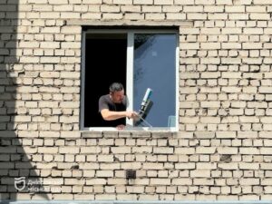 У Дніпрі встановлюють вікна у будинках, які постраждали внаслідок ракетної атаки 4 червня
