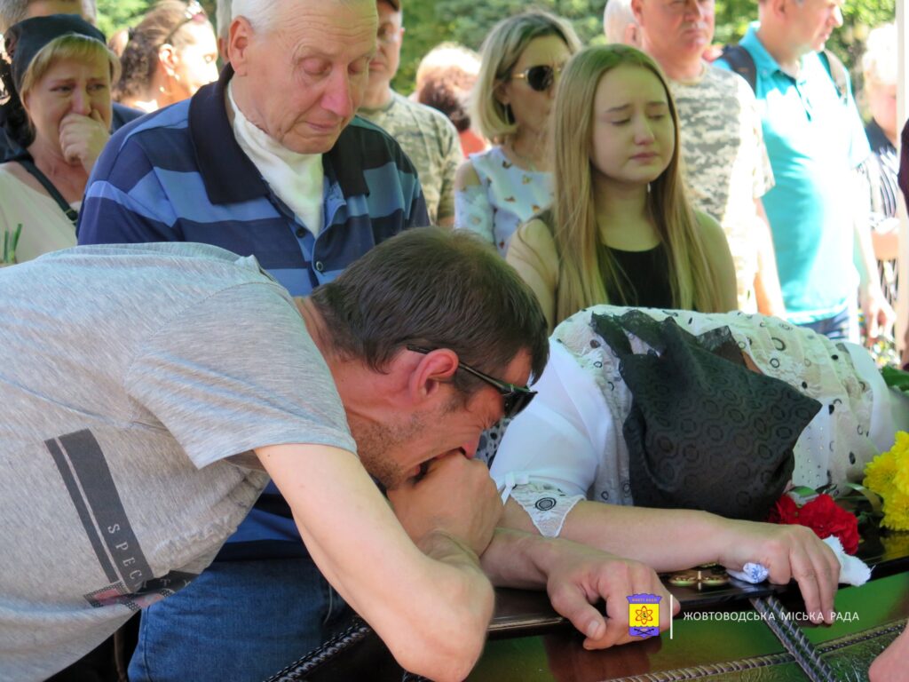 Плакали рідні, побратими і земляки. Євгена Ковтуна з Дніпропетровщини провели в останню путь