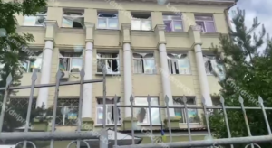 Вибиті вікна та скло навкруги. Як зараз виглядає школа після ракетної атаки (відео)