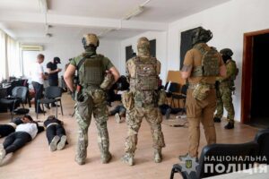 Виманили майже $1 мільйон. Мешканець Дніпропетровщині створив масштабний шахрайський кол-центр на Закарпатті