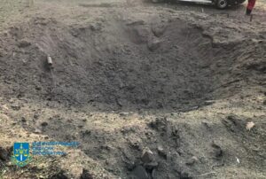 Утворилась величезна воронка. У Дніпрі показали наслідки ракетного удару (фото)